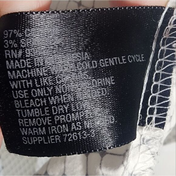 Worthington white and black geometric 3/4 sleeve button down top - Picture 9 of 11